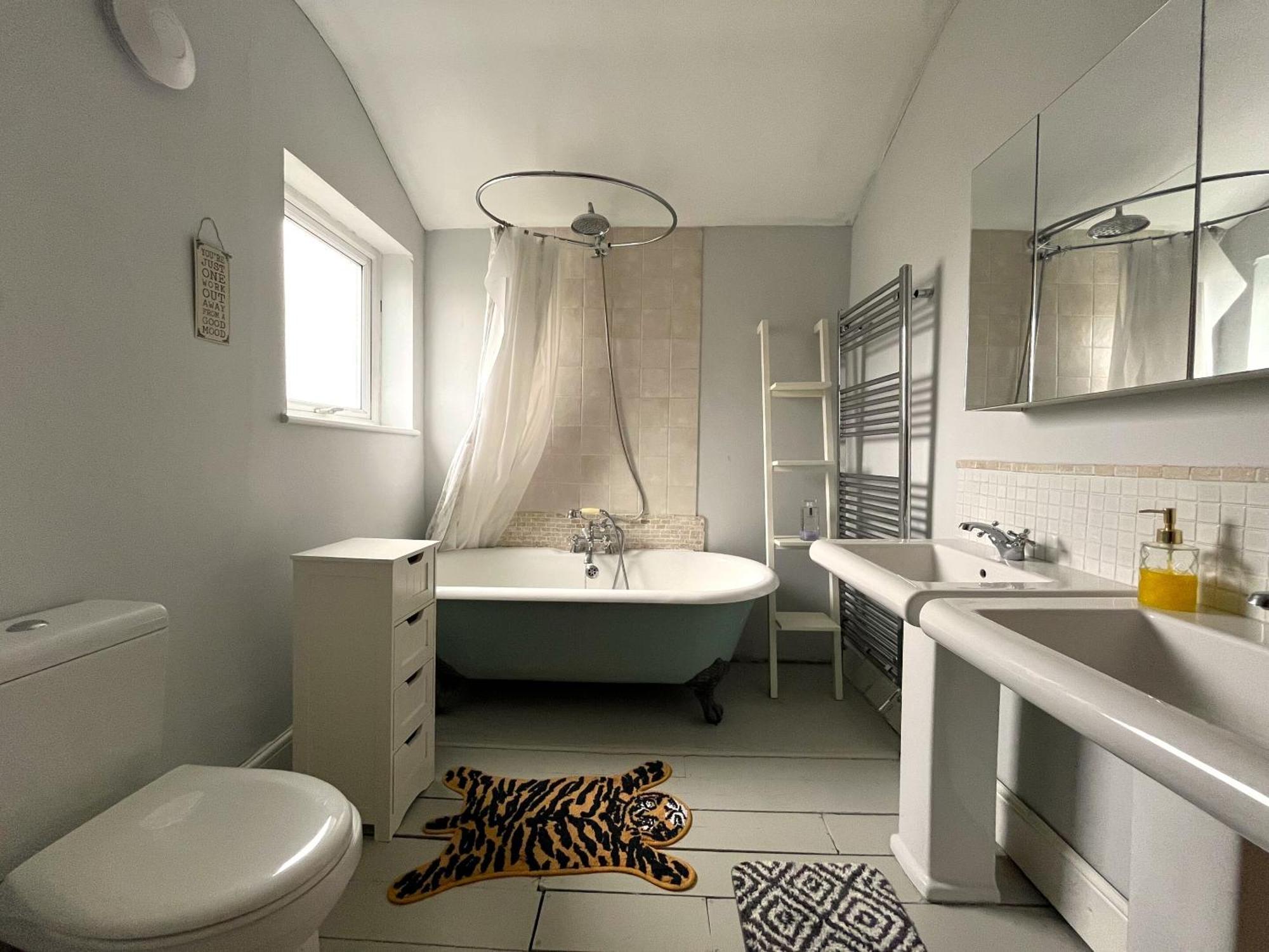 Charming Cottage Retreat With Garden - Sleeps 12 Bristol Luaran gambar
